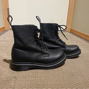 NWT Dr. Martens 1460 Pascal Mono Virginia Boots Size 7